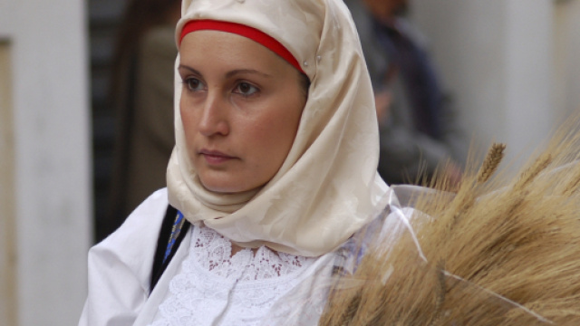 Provincia Medio Campidano| Ragazza in tipico costume sardo - mediocampidano.it
