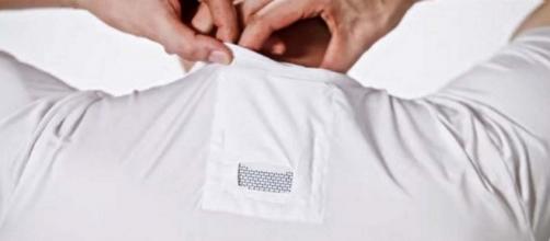 Tuck your Reon Pocket into the pocket of your shirt and activate for cooling or heat [Image First Flight JP/YouTube]