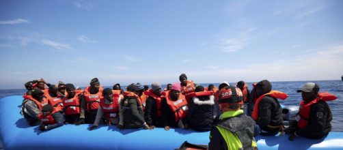 Migranti, Sea Eye: 'L'equipaggio Alan Kurdi ha tratto in salvo 40 persone da un gommone'
