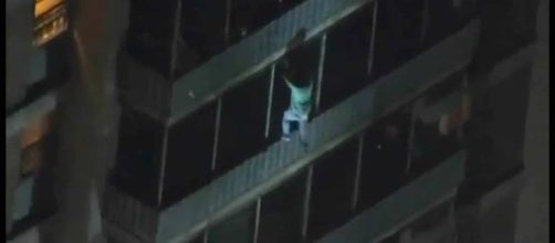 Un hombre escala 15 pisos para salvar a su madre