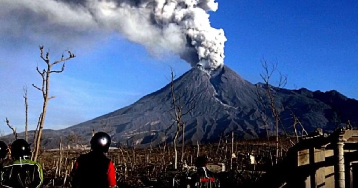 Tourists scurry for cover as Mount Tangkuban Parahu volcano erupts in ...