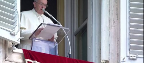 Papa francesco esprime il suo dolore per lo scorso naufragio di migranti e chiede un intervento