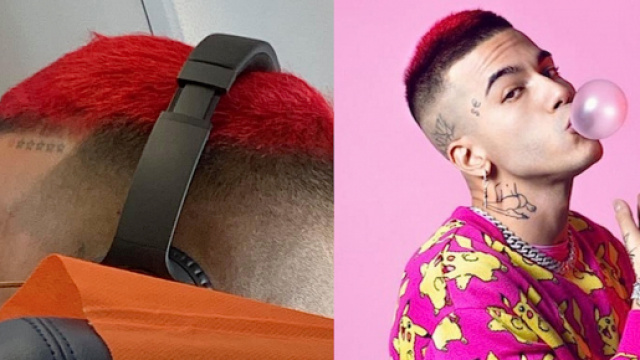Sfera Ebbasta, immortalato in aereo sul volo per Corfù.