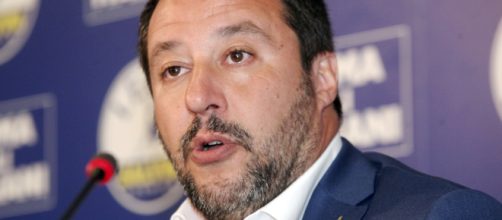 Il figlio di Salvini si diverte con i mezzi della Polizia: è polemica