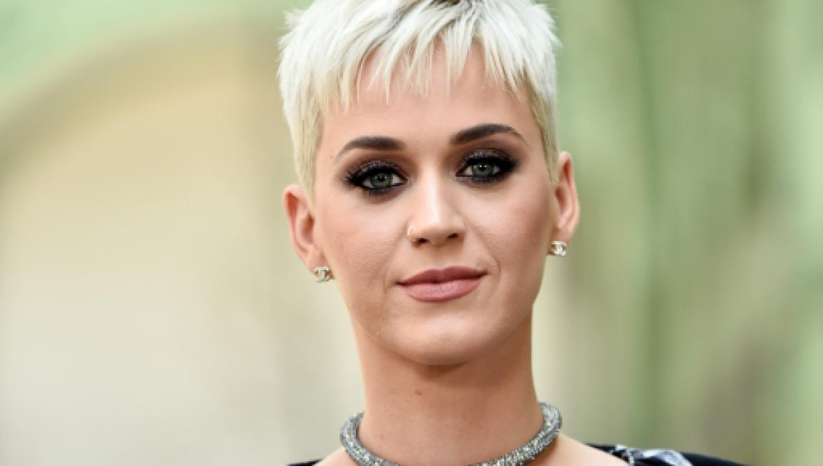 li Di Capelli Corti Nell Estate Il Pixie Hair Il Bowl Cut E Il Colore Biondo li Di Capelli Corti Nell Estate Il Pixie Hair Il Bowl Cut E Il Colore Biondo