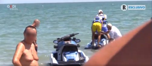 Il figlio di Matteo Salvini sale su una moto d'acqua della polizia