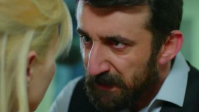 Hakan viene scoperto da sua moglie Demet.