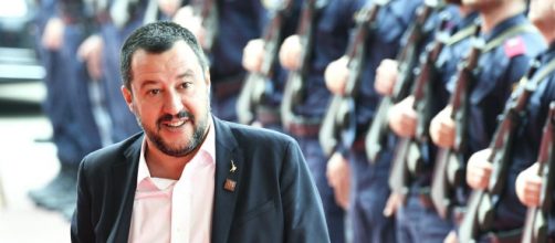 La foto di Salvini con alcune poliziotte scatena l'ira del Pd