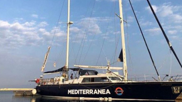 Il veliero Alex della Ong Mediterranea in rotta verso Lampedusa