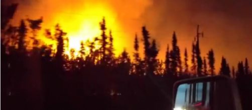 Alaska fire on Sterling highway. [Image via Dara Pond/YouTube video]