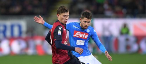 Nicolò Barella, centrocampista del Cagliari, in un'azione di gioco con Jorginho, ex Napoli