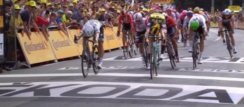 La vittoria di Mike Teunissen nella prima tappa del Tour de France