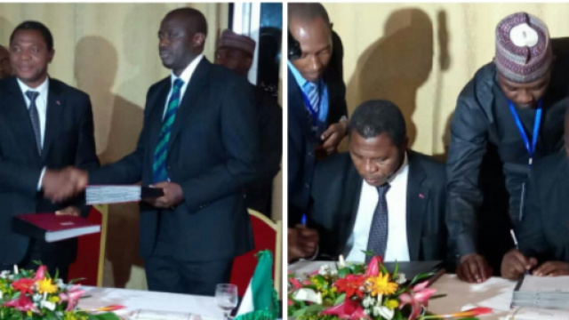 Le ministre de l'Administration territoriale Paul Atanga Nji et le représentant du Nigéria © Odile Pahai