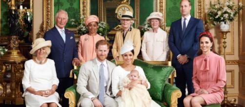 La famiglia reale si stringe intorno al piccolo Archie. Manca la regina ma ci sono le sorelle di Lady D.