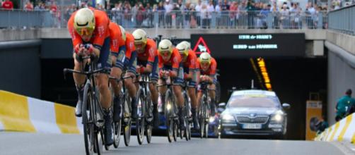 Il Team Bahrain Merida impegnato nella cronosquadre del Tour de France