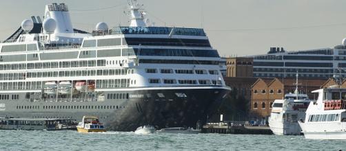 Un crucero pierde el control en el muelle de Venecia