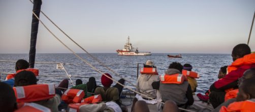 Malta apre il porto ai 65 migranti a bordo della Alan Kurdi ma verranno subito ricollocati in Europa