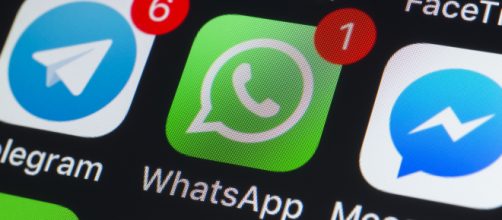 WhatsApp, novità con gli aggiornamenti: dark mode e doppio controllo destinatario