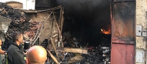 Bari, incendio in una abitazione nella notte a Noicattaro: uomo si lancia dal balcone