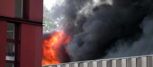 Milano, brucia un capannone di deposito per rifiuti speciali: nessun ferito