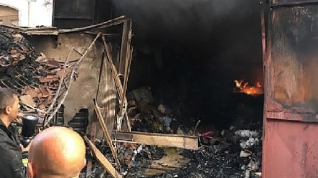 Bari, incendio in una abitazione nella notte a Noicattaro: uomo si lancia dal balcone