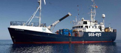 La nave Alan Kurdi della Ong Sea Eye in rotta su Lampedusa
