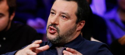 Salvini a nervi tesi: attacca una rom chiamandola zing...a, scintille con la Germania per la Alan Kurdi.