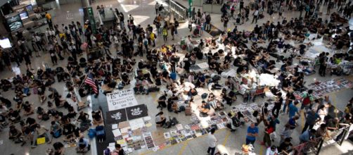 Hong Kong, manifestanti occupano l'aeroporto