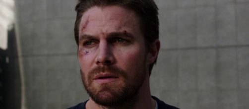 Oliver outs himself as Green Arrow 6x23. image via claireice/YouTube screencap