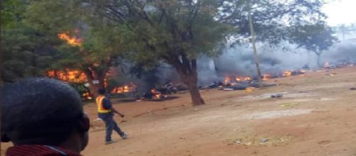 Tanzania, cercano di raccogliere carburante da autocisterna: il mezzo esplode, 57 morti e 70 feriti