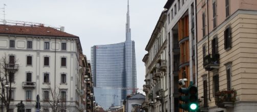 Milano, donna aggredita con un coccio di bottiglia in Largo la Foppa