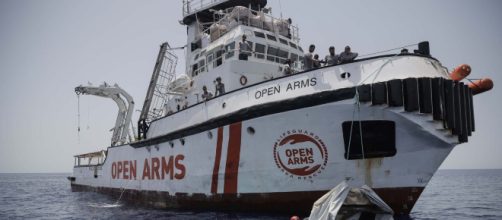 Open Arms, la nave ferma da 11 giorni in mare con 151 migranti a bordo