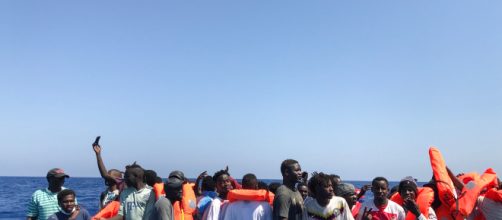 El Ocean Viking logra salvar la vida a 105 inmigrantes más y a bordo ya hay 356 personas