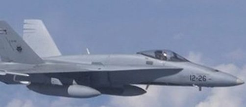 El F-18, protagonista del incidente, se acerca a interceptar las aeronaves desconocidas.