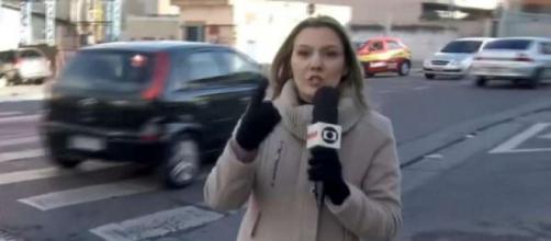 A repórter falava sobre a insegurança quando devolveu o objeto perdido. (Reprodução/ TV Globo)