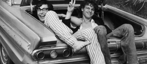 Due ragazzi in coda verso Woodstock