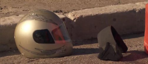 Capacete de motociclista morto na ponte Vila Maria. (Reprodução/TV Globo)