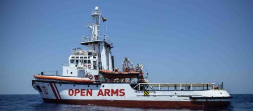 Open Arms, cinque migranti si gettano in mare per tentare di raggiungere Lampedusa.