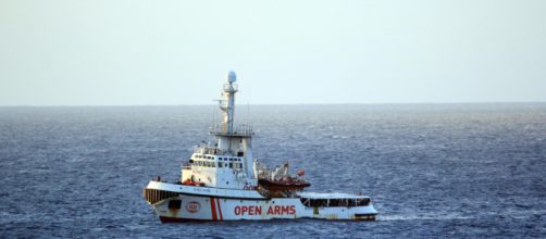 Open Arms a Lampedusa attende di attraccare