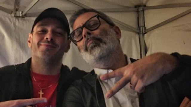 Fabri Fibra a sinistra, Frankie Hi NRG a destra.