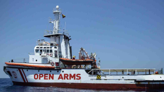 Open Arms, cinque migranti si gettano in mare per tentare di raggiungere Lampedusa.