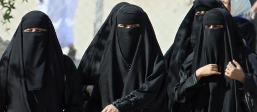 Saudi Arabian women finally allowed to hold passports (Image via ArabicNews/Youtube)