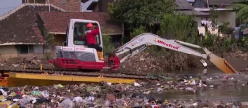 Indonesia troops deployed to clean one of world's dirtiest rivers. [Image source/ Al Jazeera English YouTube video]