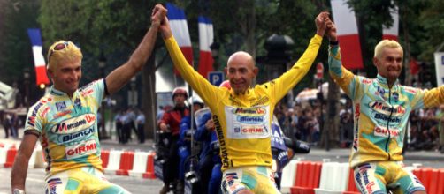 Marco Pantani portato in trionfo al Tour del 1998