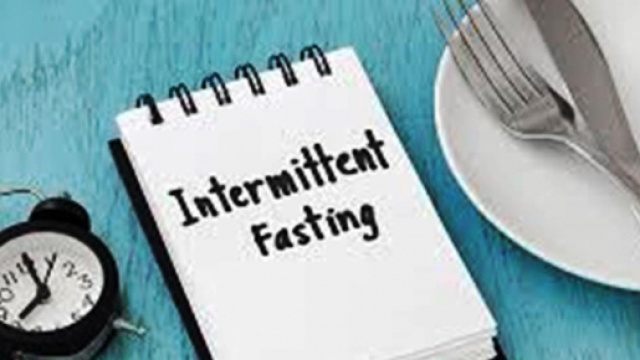 Il digiuno intermittente riduce la fame e la massa grassa.