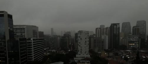 Queimadas e frente fria provocam escurecimento do céu em São Paulo. (Reprodução/Twitter/@leandromota_)