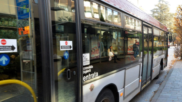 Incinta, con le doglie e senza biglietto: multata a Napoli