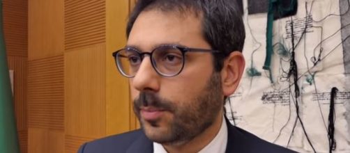 Angelo Tofalo risponde a Salvini sul fatto di lavorare ad agosto.