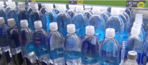 San Francisco Airport rolls out ban on plastic water bottles. [Image source/CBS This Morning YouTube video]