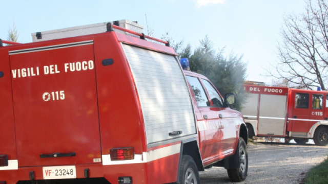 Tuturano, incendio in un canneto: animali tratti in salvo dai vigili del fuoco.